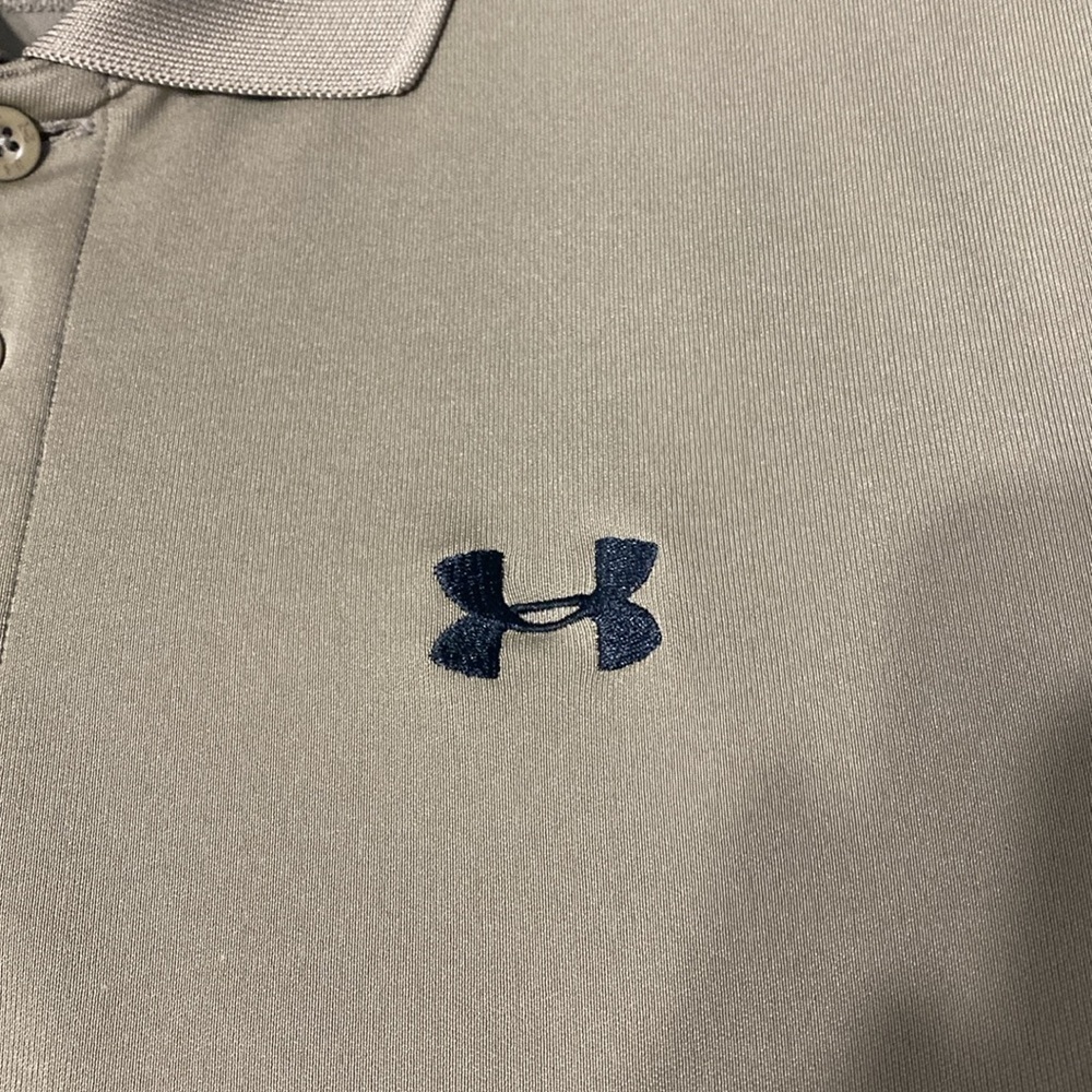 Under Armour loose fit HeatGear polo. Size Medium - Picture 3 of 6